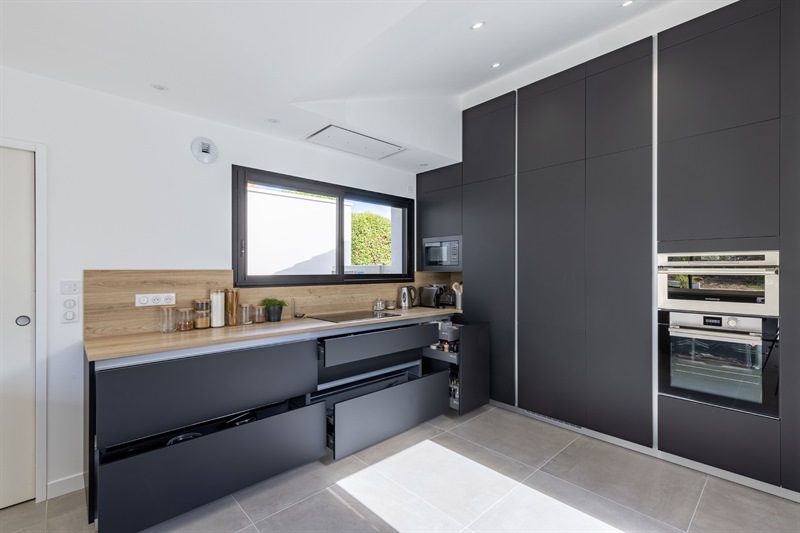 Cuisine ouverte de style contemporain bois et noir à Jard Sur Mer | Raison Home - 6