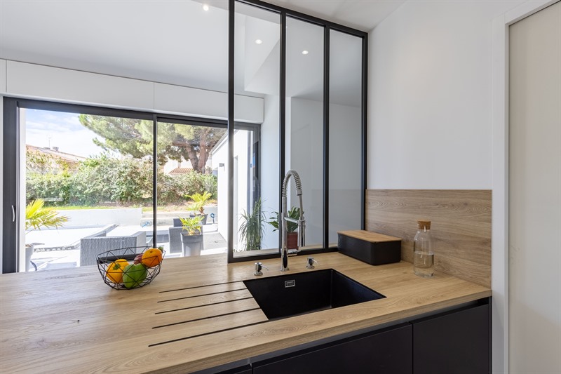 Cuisine ouverte de style contemporain bois et noir à Jard Sur Mer | Raison Home - 7