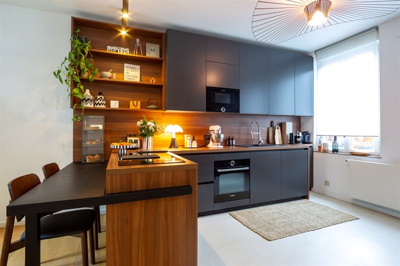 Cuisine ouverte de style moderne bois et gris à Amiens | Raison Home - 2