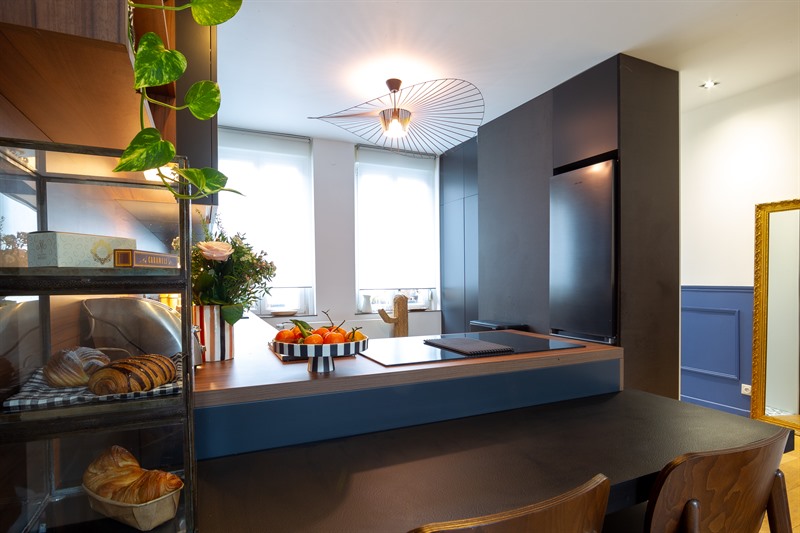 Cuisine ouverte de style moderne bois et gris à Amiens | Raison Home - 4