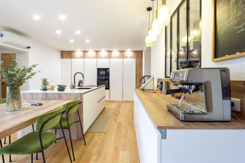 Cuisine fermée de style moderne bois et blanc à Amiens | Raison Home - 2