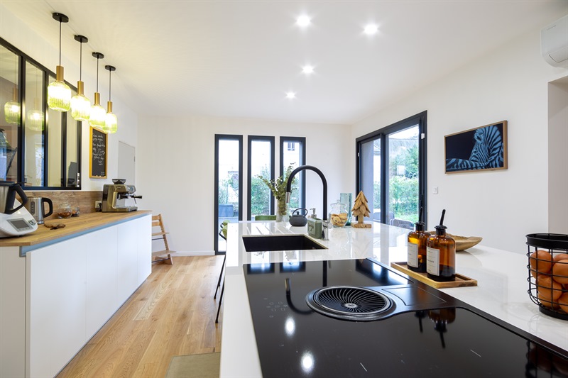 Cuisine fermée de style moderne bois et blanc à Amiens | Raison Home - 3