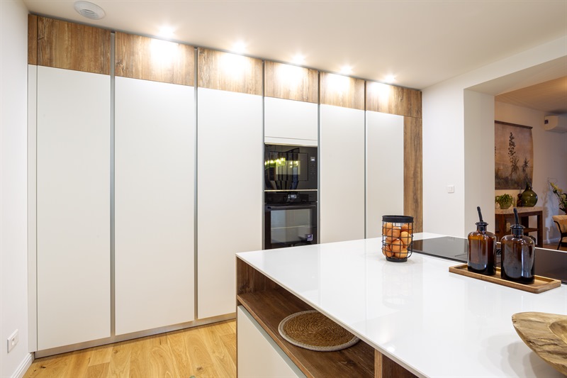 Cuisine fermée de style moderne bois et blanc à Amiens | Raison Home - 4