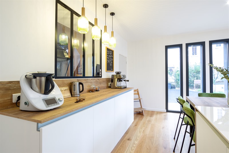 Cuisine fermée de style moderne bois et blanc à Amiens | Raison Home - 5