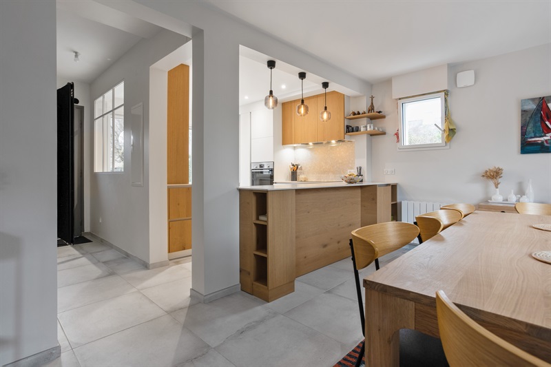 Cuisine ouverte de style contemporain bois et blanc 1