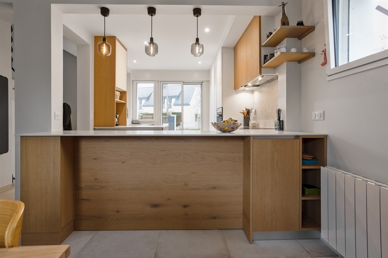Cuisine ouverte de style contemporain bois et blanc 2