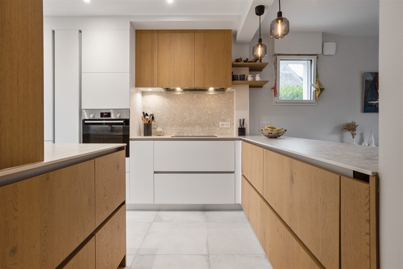Cuisine ouverte de style contemporain bois et blanc 3