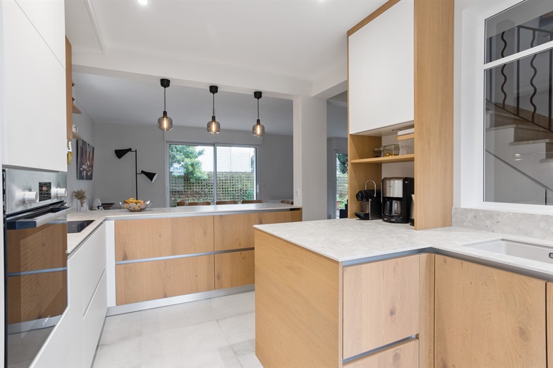 Cuisine ouverte de style contemporain bois et blanc 4