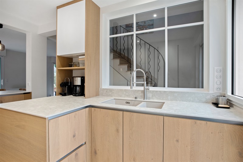 Cuisine ouverte de style contemporain bois et blanc 5