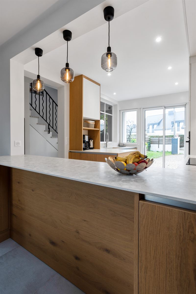 Cuisine ouverte de style contemporain bois et blanc 6