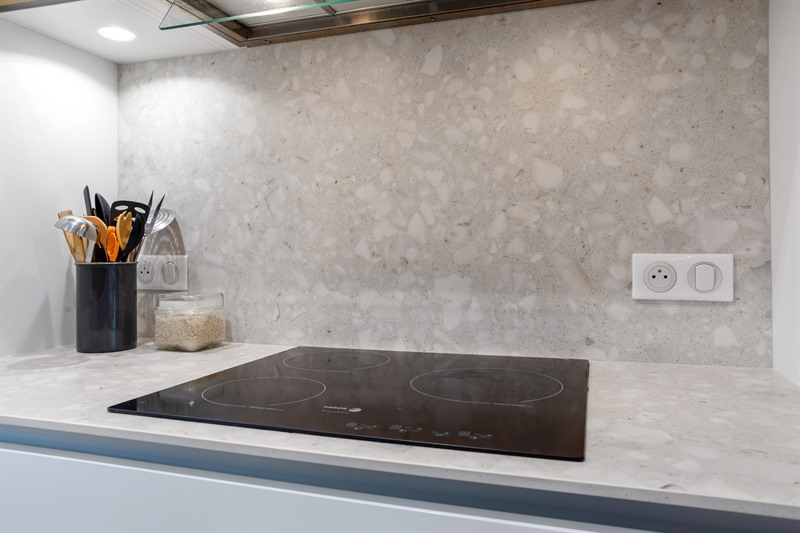 Cuisine ouverte de style contemporain bois et blanc 7