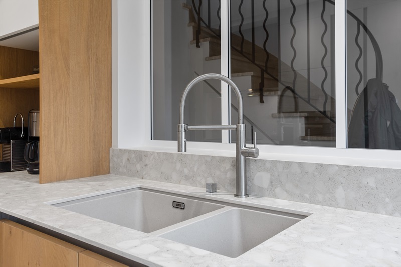 Cuisine ouverte de style contemporain bois et blanc 8