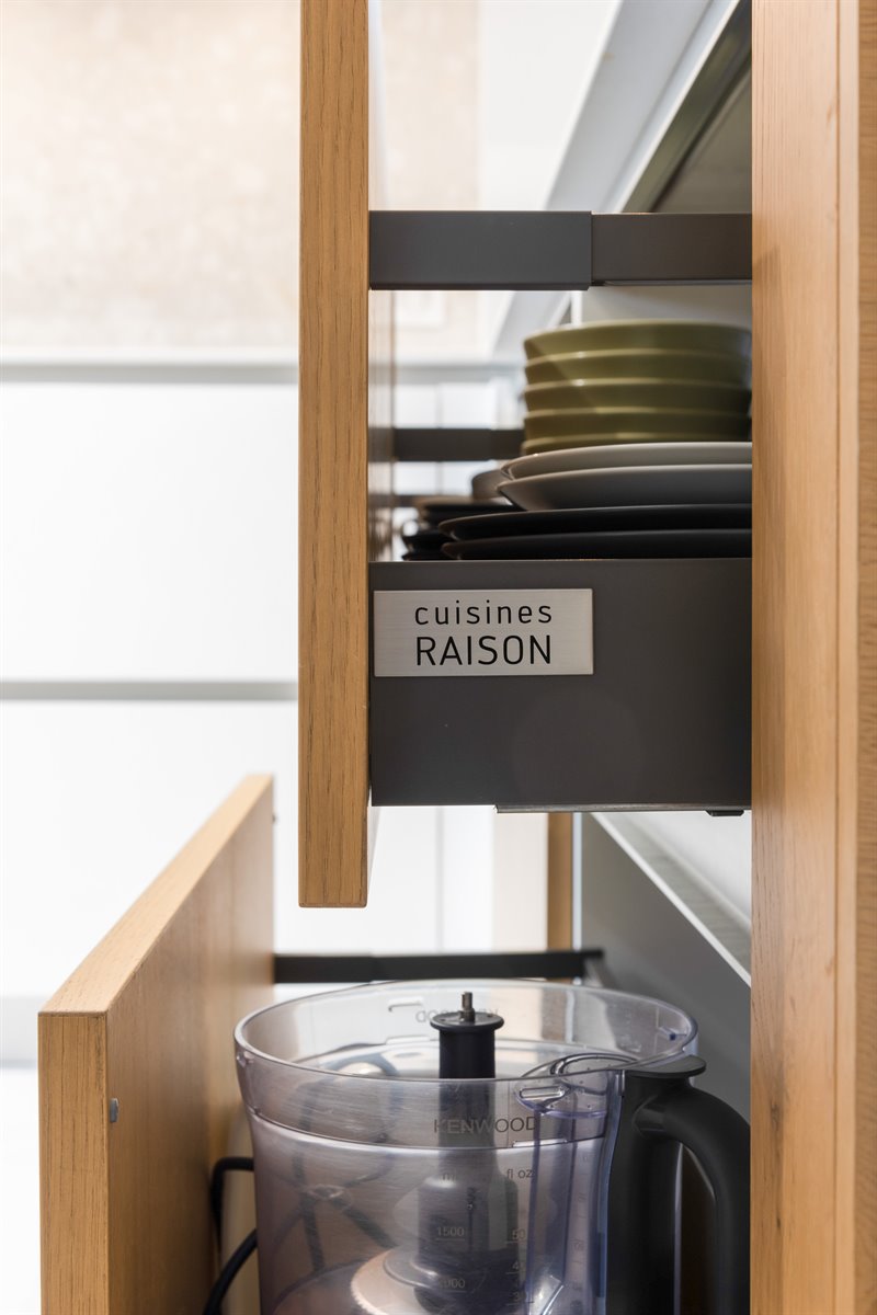 Cuisine ouverte de style contemporain bois et blanc 9