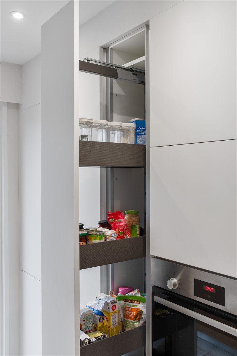 Cuisine ouverte de style contemporain bois et blanc 10