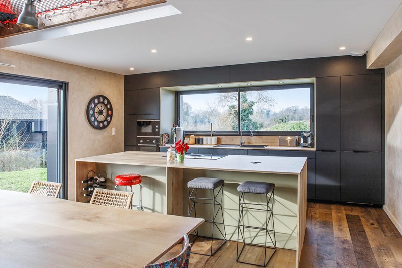 Cuisine ouverte de style contemporain bois et noir 1