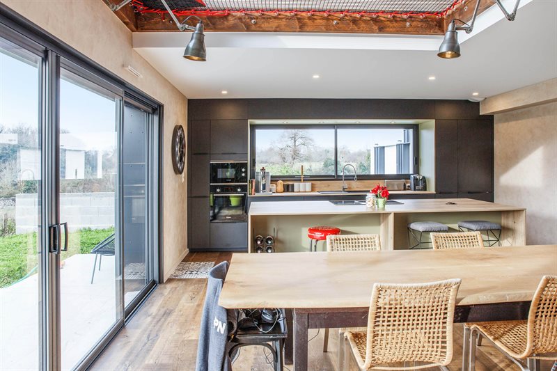 Cuisine ouverte de style contemporain bois et noir 2