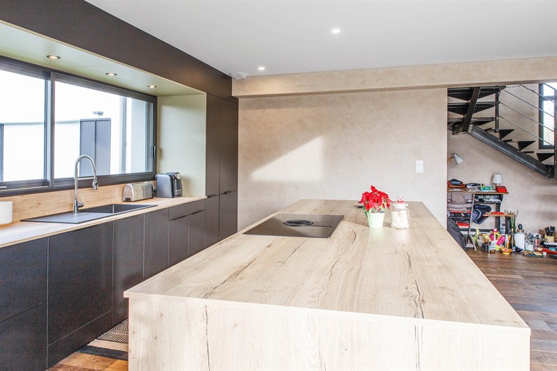 Cuisine ouverte de style contemporain bois et noir 3