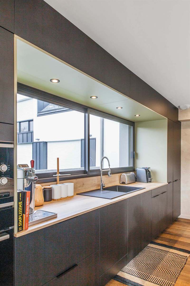 Cuisine ouverte de style contemporain bois et noir 4