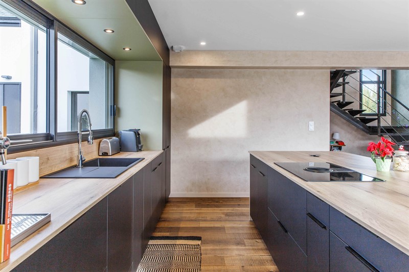 Cuisine ouverte de style contemporain bois et noir 5