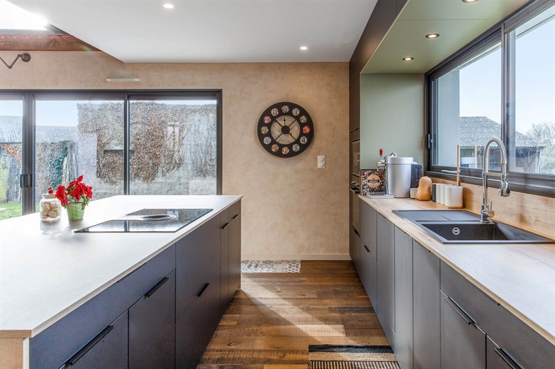 Cuisine ouverte de style contemporain bois et noir 6
