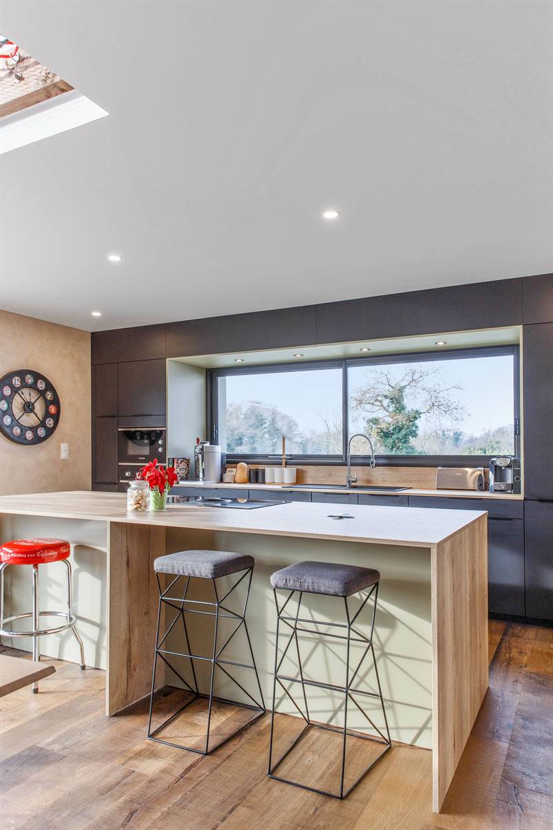 Cuisine ouverte de style contemporain bois et noir 7