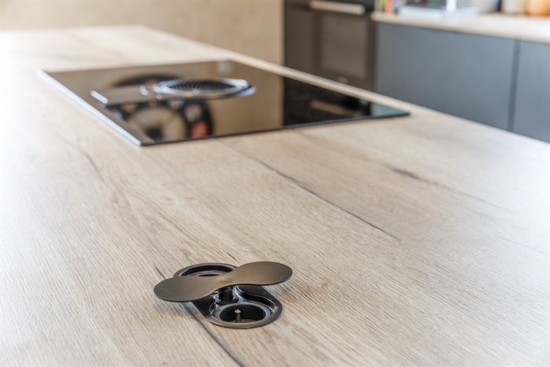 Cuisine ouverte de style contemporain bois et noir 9