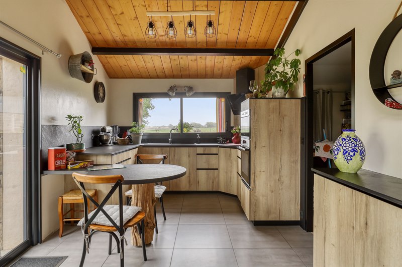 Cuisine nature avec pied de table tronc d'arbre à Breuil Chaussée | Raison Home - 1