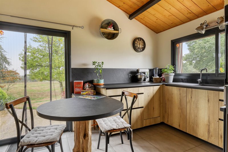 Cuisine nature avec pied de table tronc d'arbre à Breuil Chaussée 2