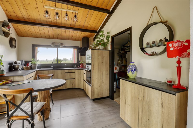 Cuisine nature avec pied de table tronc d'arbre à Breuil Chaussée | Raison Home - 3