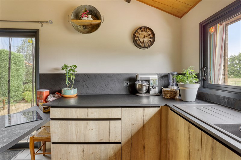 Cuisine nature avec pied de table tronc d'arbre à Breuil Chaussée 4