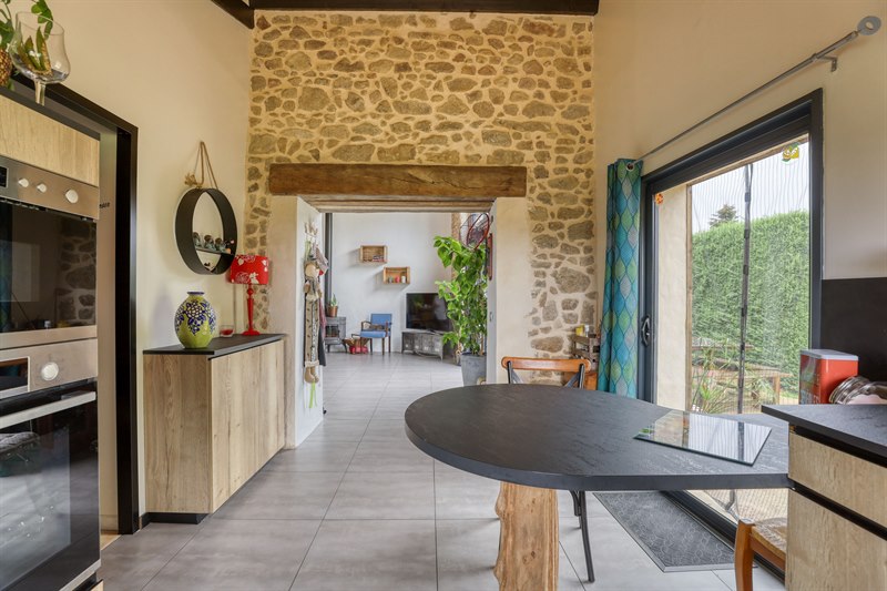 Cuisine nature avec pied de table tronc d'arbre à Breuil Chaussée | Raison Home - 6