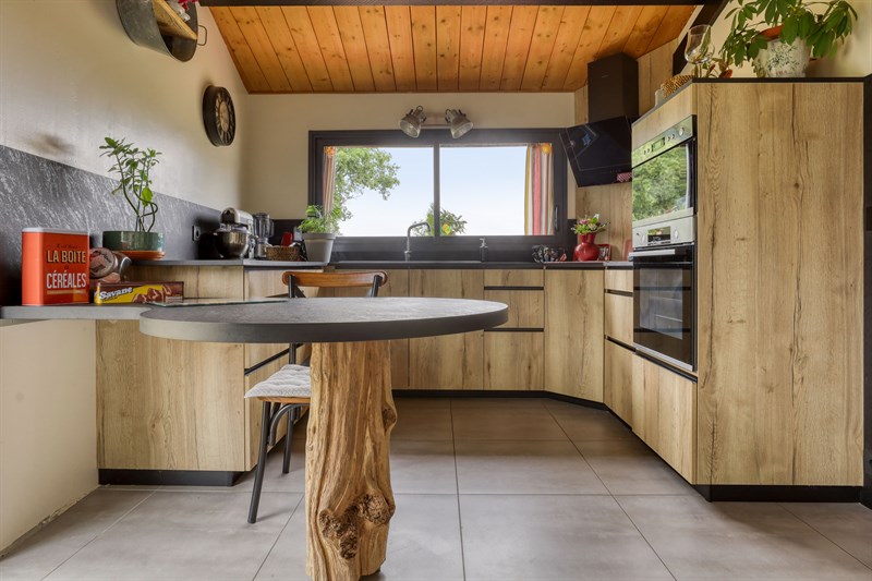 Cuisine nature avec pied de table tronc d'arbre à Breuil Chaussée 7