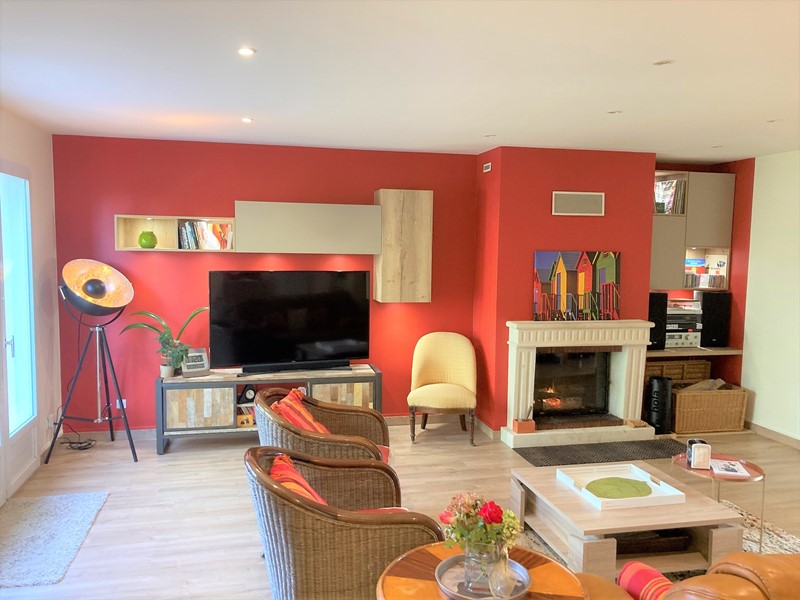 Salon-séjour contemporain bois, beige et orange à Bressuire | Raison Home - 1