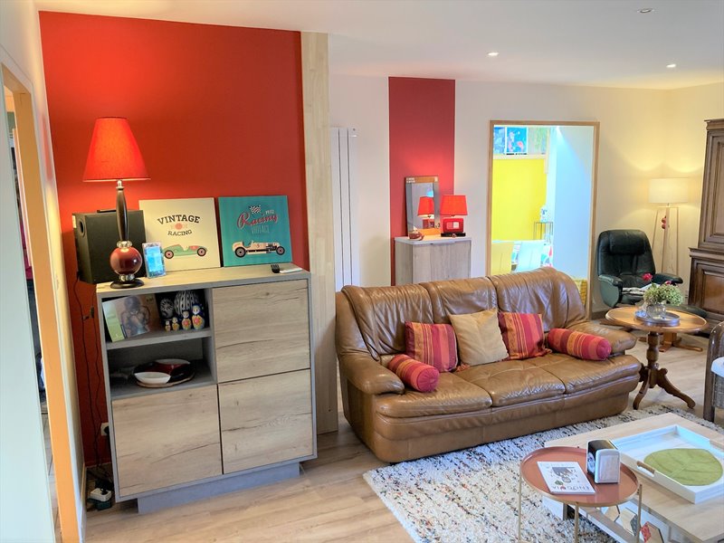 Salon-séjour contemporain bois, beige et orange à Bressuire | Raison Home - 2
