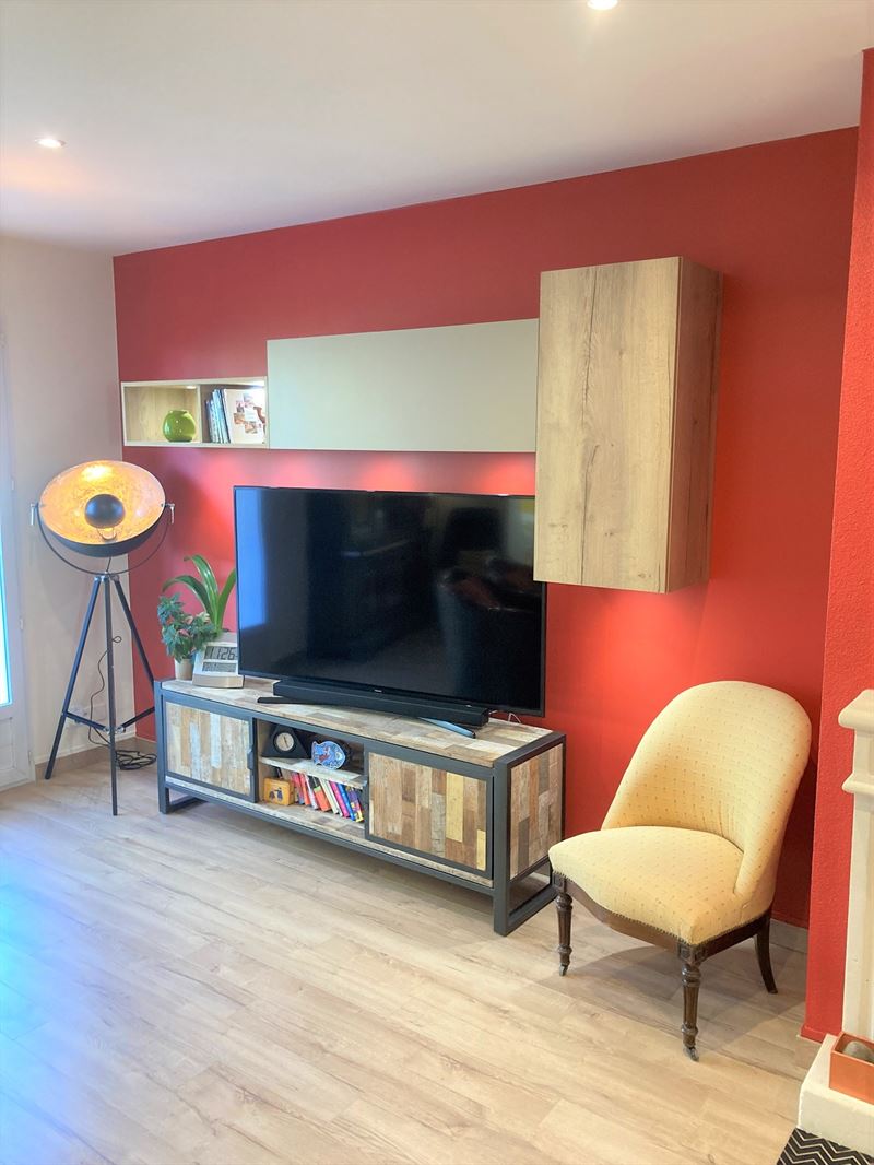 Salon-séjour contemporain bois, beige et orange à Bressuire | Raison Home - 3