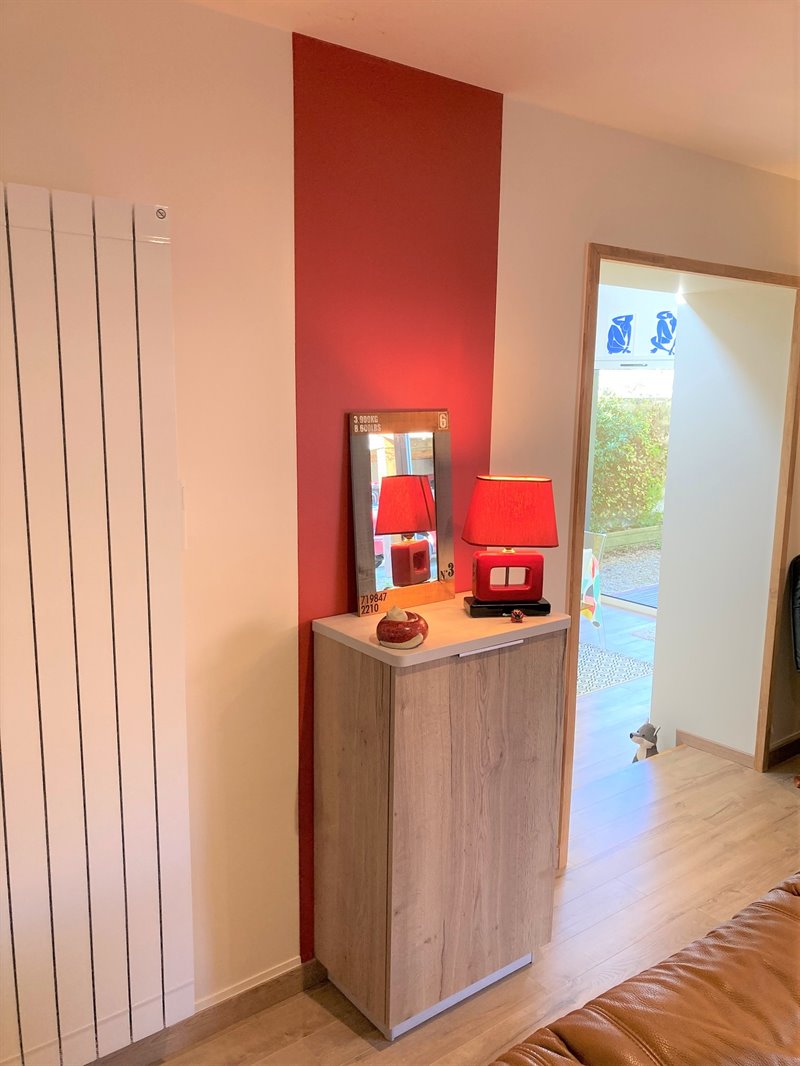 Salon-séjour contemporain bois, beige et orange à Bressuire | Raison Home - 5