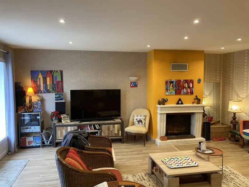 Salon-séjour contemporain bois, beige et orange à Bressuire | Raison Home - 8