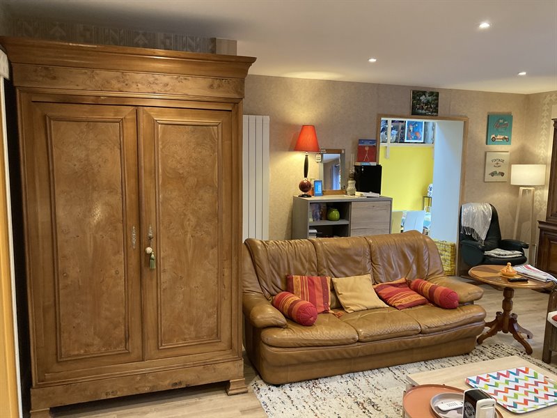 Salon-séjour contemporain bois, beige et orange à Bressuire 9