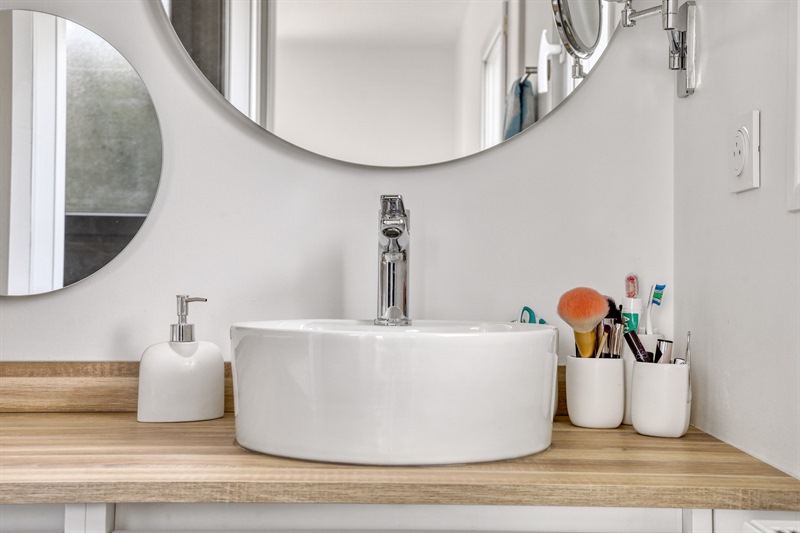 Salle de bains bois et blanc à Bressuire 3