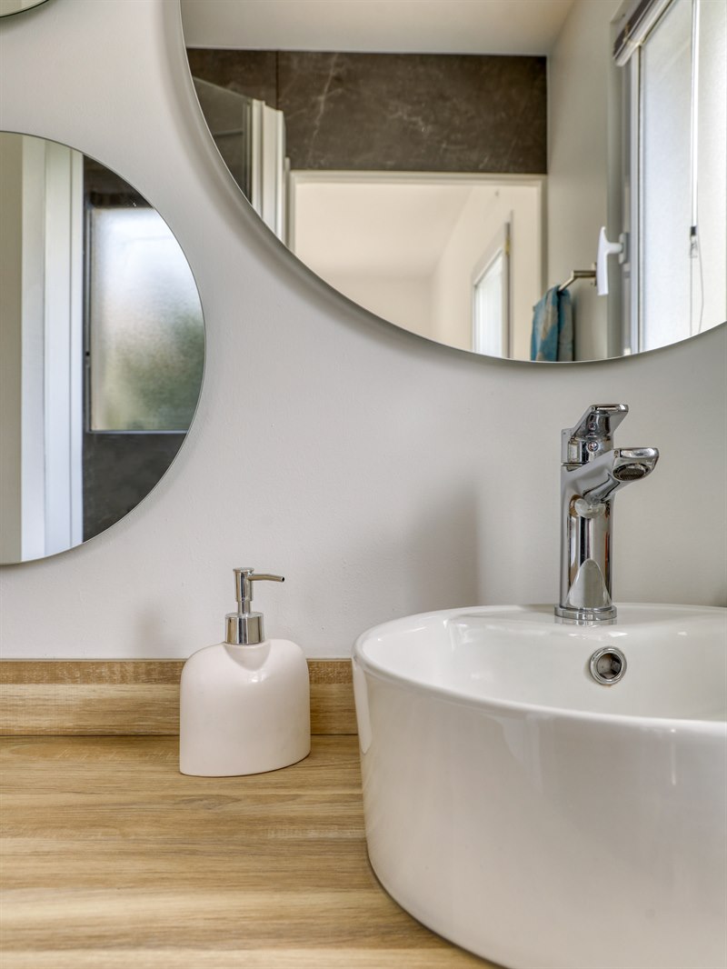 Salle de bains bois et blanc à Bressuire | Raison Home - 6
