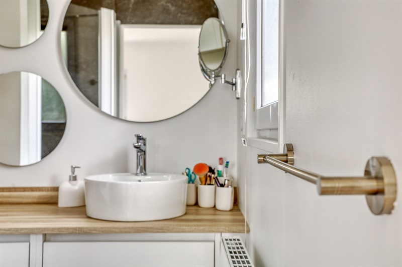 Salle de bains bois et blanc à Bressuire | Raison Home - 9