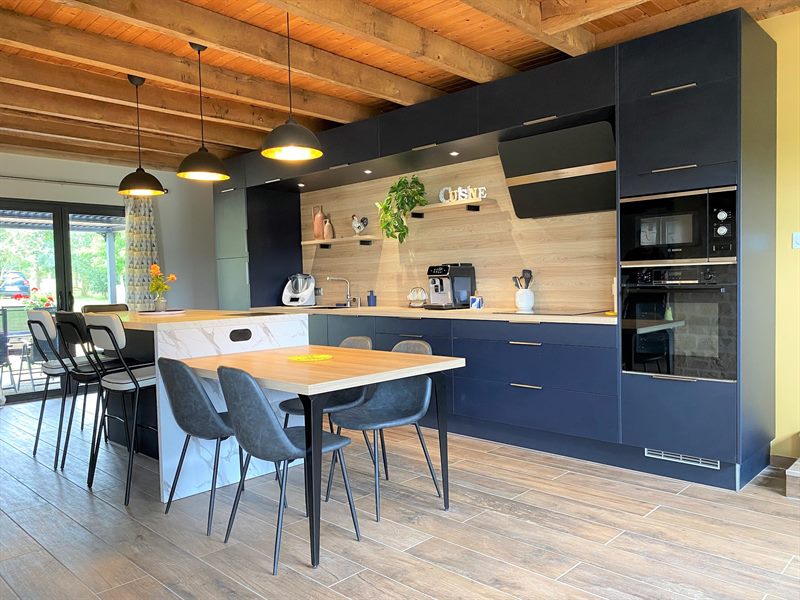 Cuisine ouverte de style contemporain bois, blanc et bleu à Noirterre | Raison Home - 1