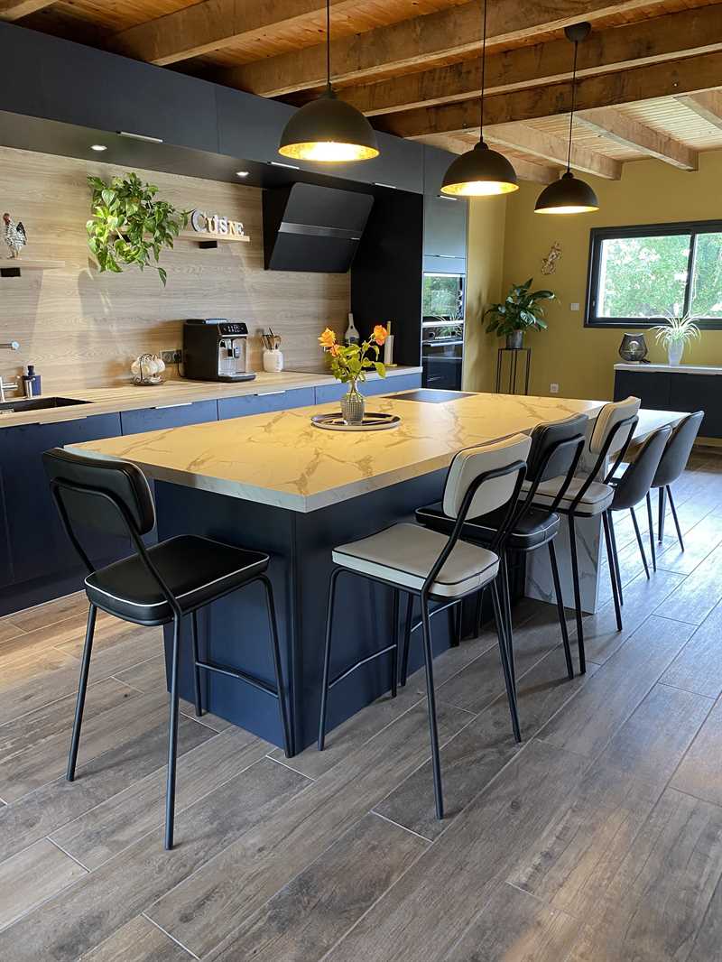 Cuisine ouverte de style contemporain bois, blanc et bleu à Noirterre | Raison Home - 4