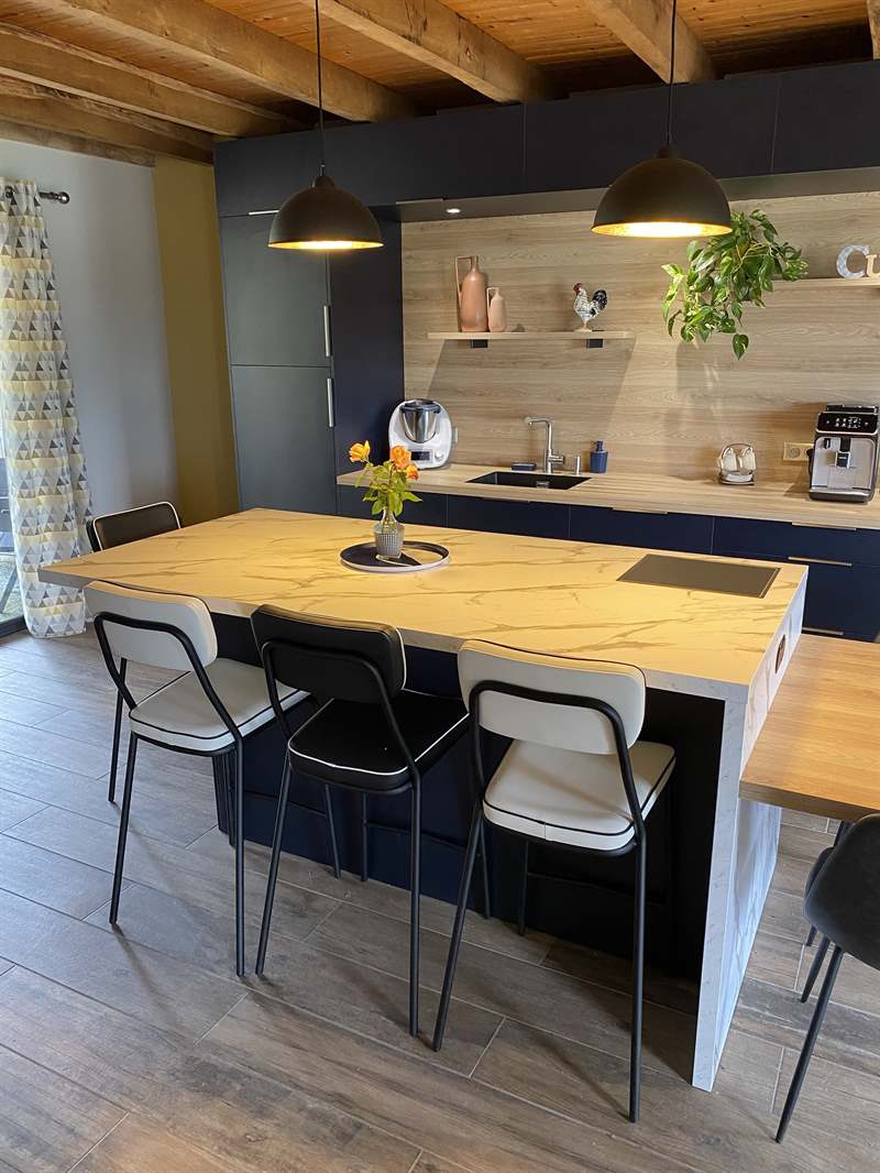 Cuisine ouverte de style contemporain bois, blanc et bleu à Noirterre | Raison Home - 5