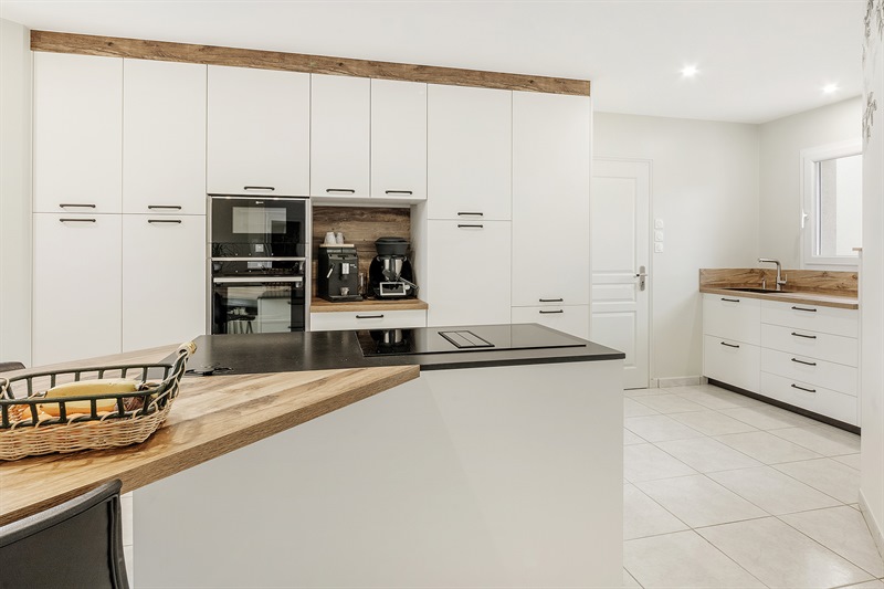 Cuisine fermée de style contemporain bois et blanc à Moncoutant 2