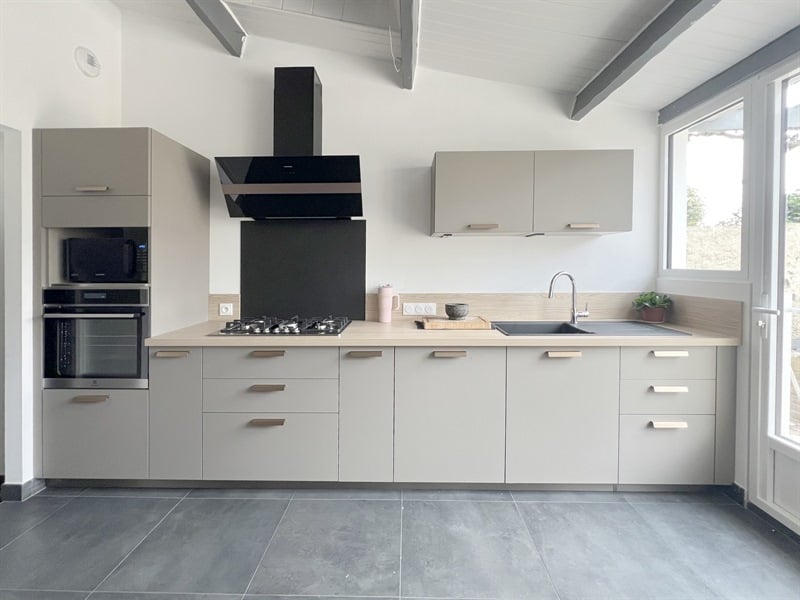 Cuisine linéaire bois et blanc à Bretignolles 1