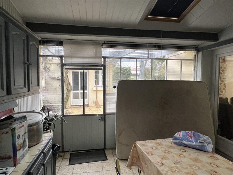 Cuisine linéaire bois et blanc à Bretignolles 7