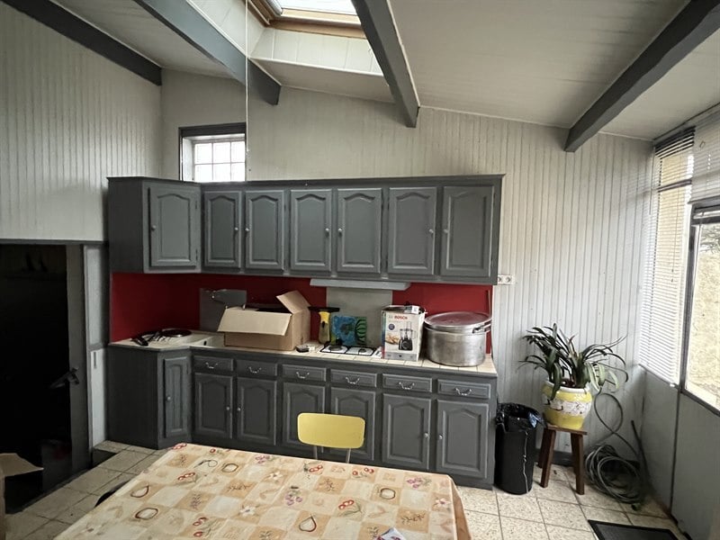Cuisine linéaire bois et blanc à Bretignolles 9