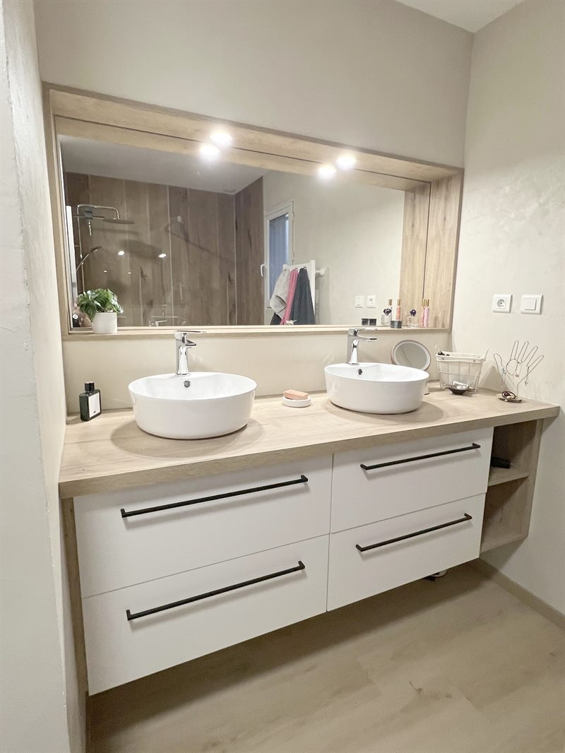Salle de bain moderne bois et blanc à Beaulieu-sous-Bressuire 1