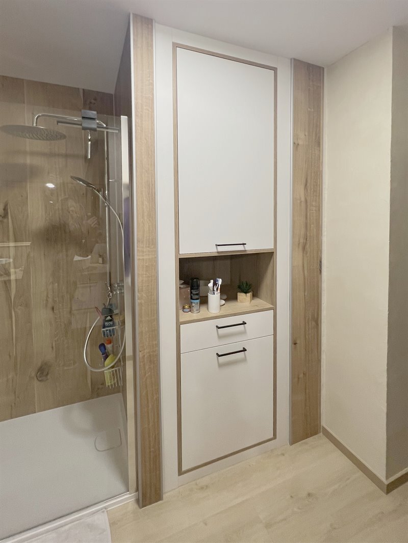 Salle de bain moderne bois et blanc à Beaulieu-sous-Bressuire 2